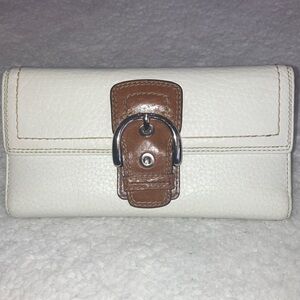 Coach SOHO vintage Off White Pebble Leather Wallet silver hardware